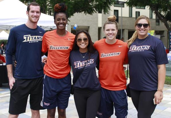 Titans Athletes and Staff Pitch In on Move-In Day