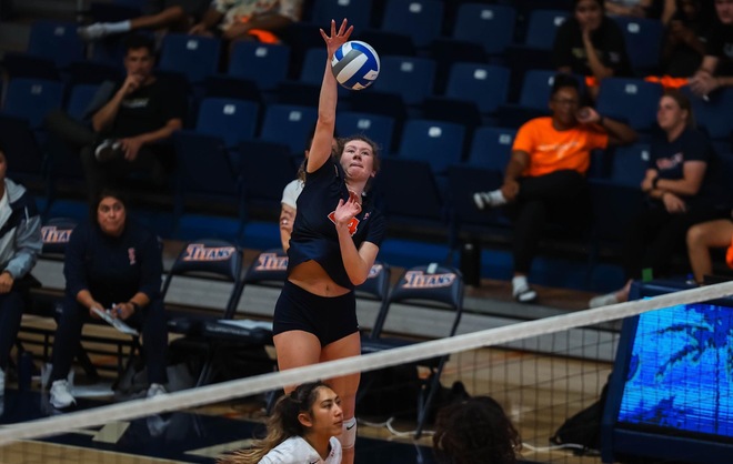 Women’s Volleyball Defeats UC Riverside in Five Sets