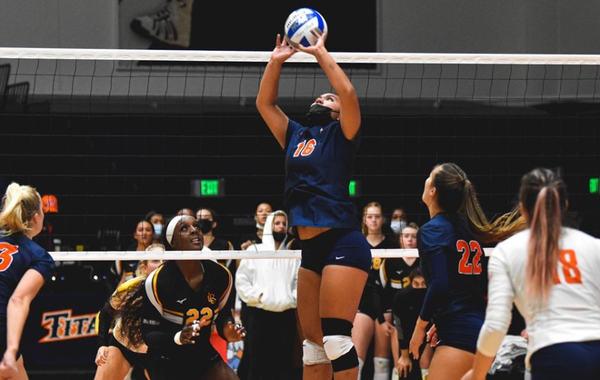 Women's Volleyball Drops Road Contest at UC Irvine