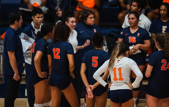 Women’s Volleyball Swept by Hawaii